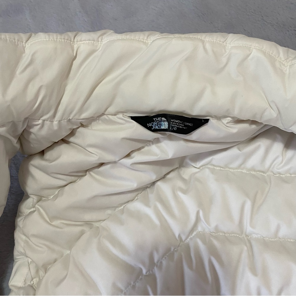 The North Face women’s white 550 down quilted vest - Picture 13 of 15